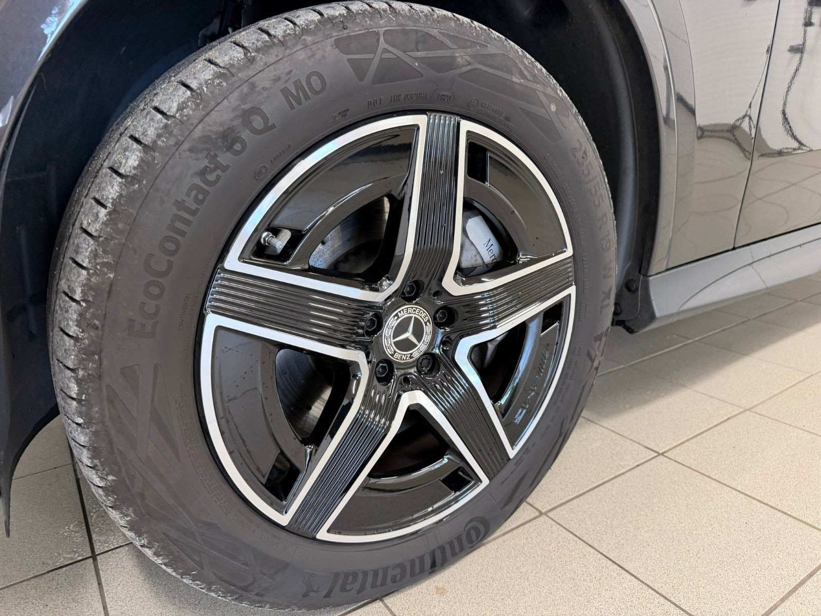 Grå Mercedes GLC400 e fra 2023