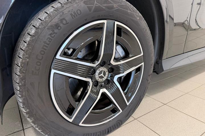 Grå Mercedes GLC400 e fra 2023