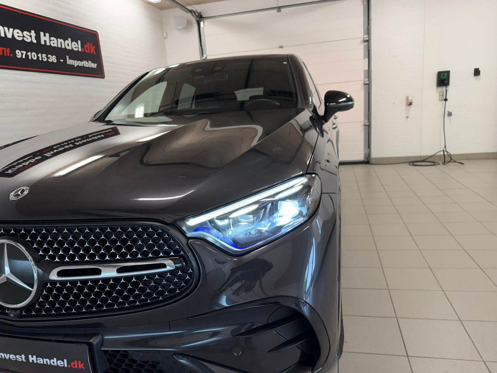 Grå Mercedes GLC400 e fra 2023