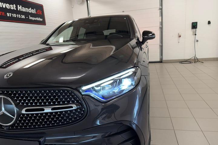 Grå Mercedes GLC400 e fra 2023