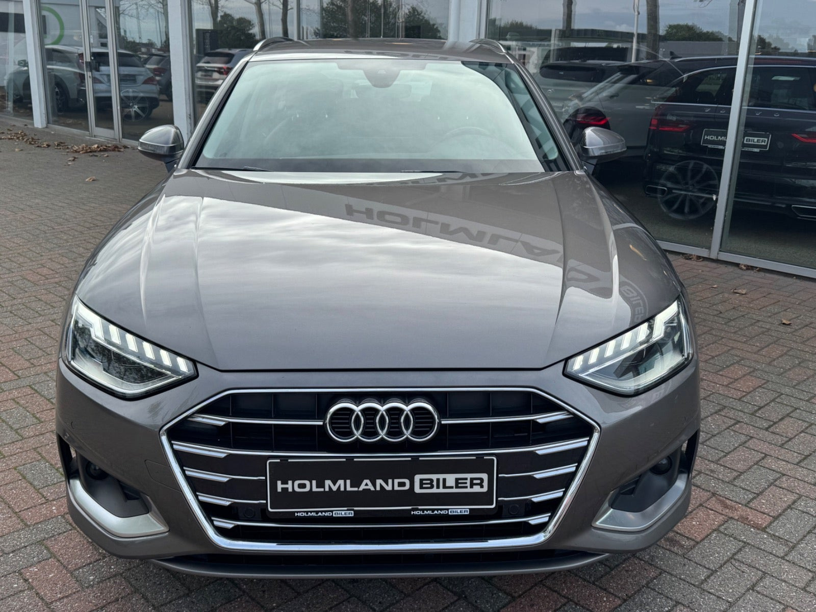 Grå Audi A4 fra 2020