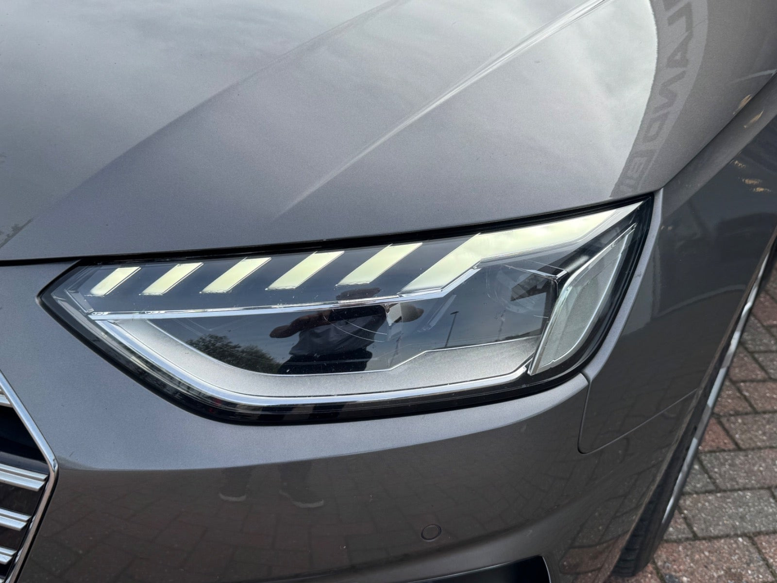 Grå Audi A4 fra 2020