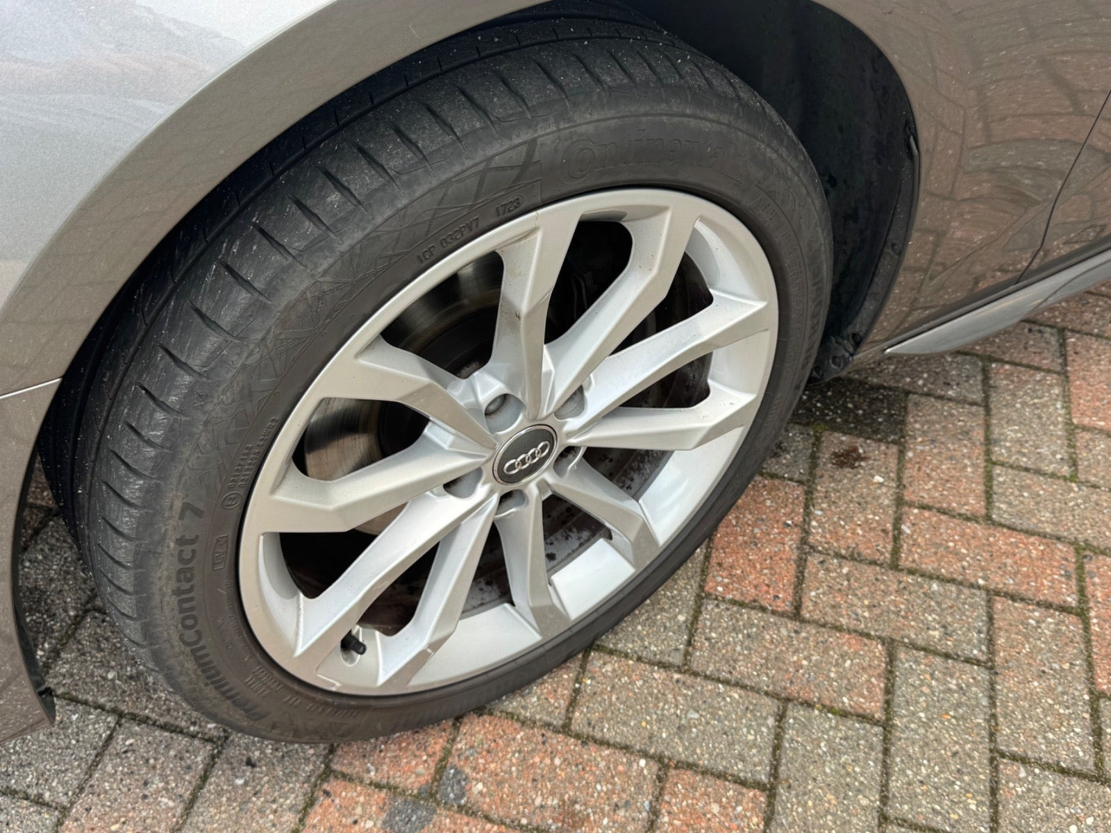 Grå Audi A4 fra 2020