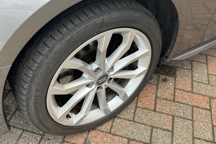 Grå Audi A4 fra 2020