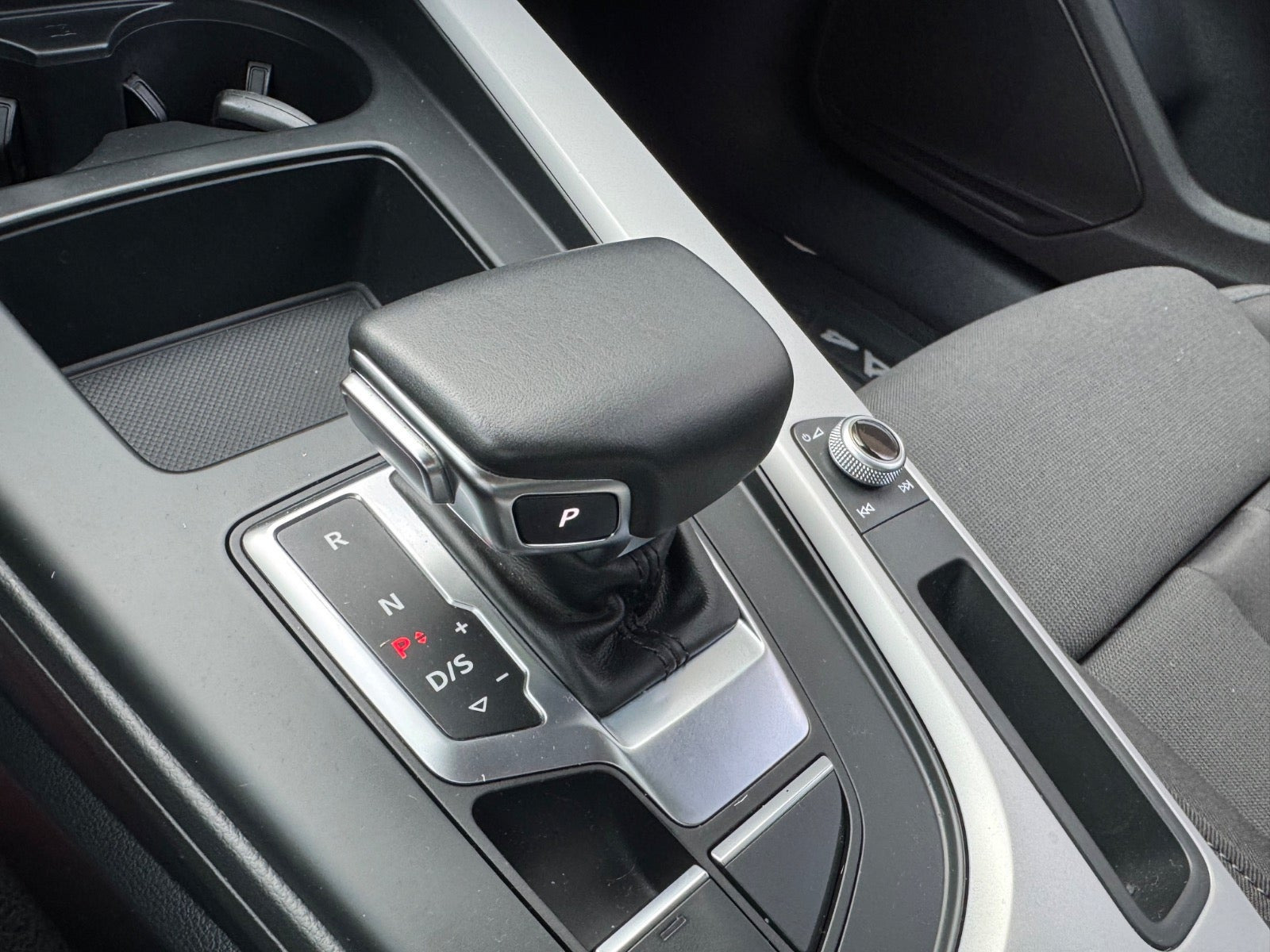 Grå Audi A4 fra 2020