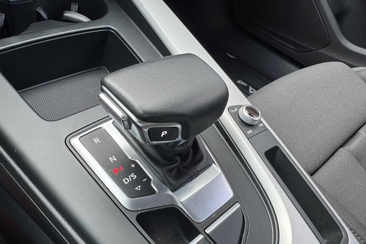 Grå Audi A4 fra 2020