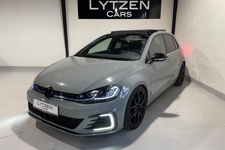 Grå VW Golf VII fra 2017