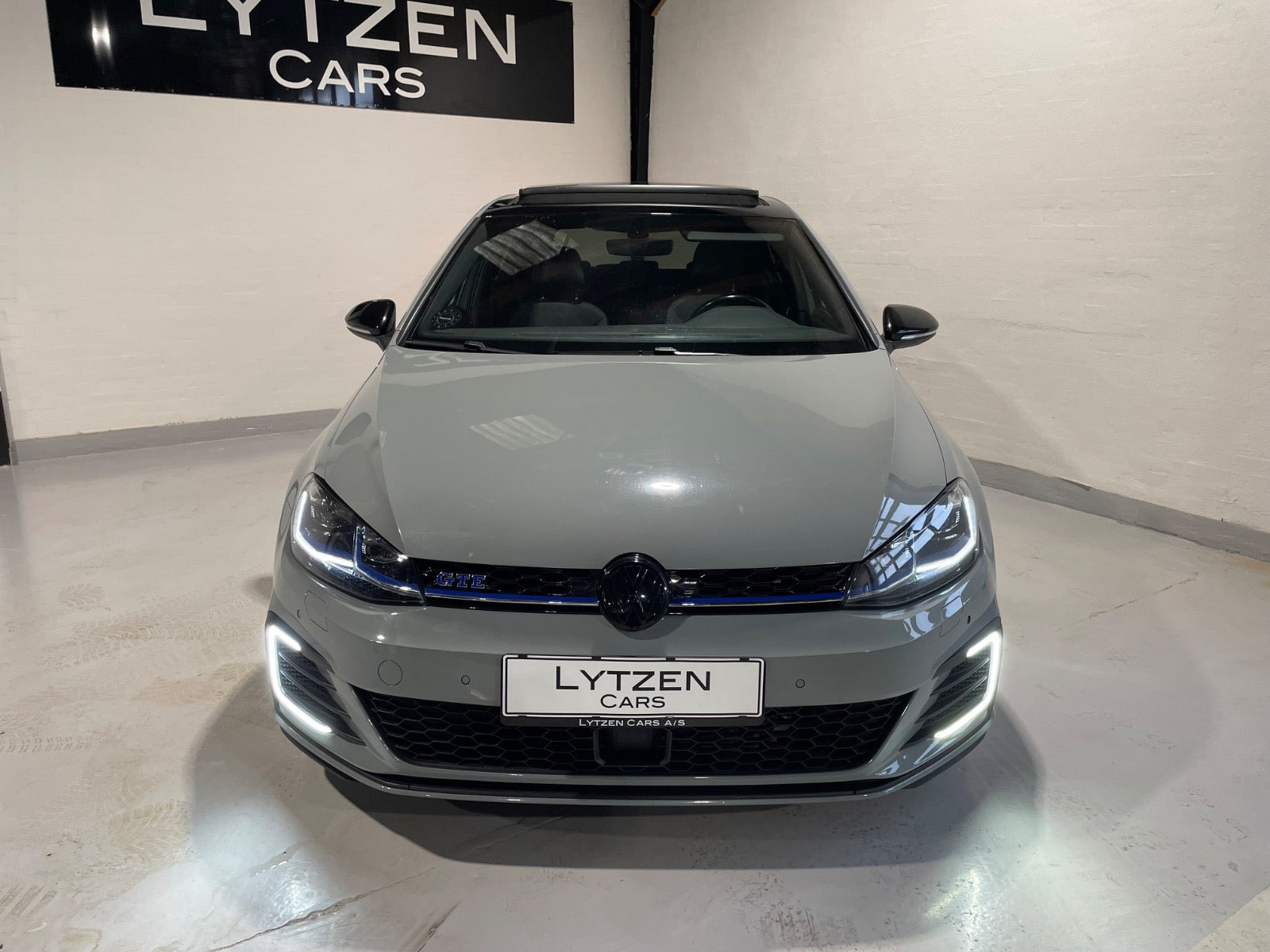 Grå VW Golf VII fra 2017