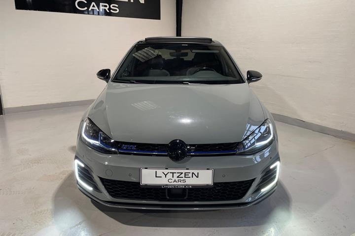 Grå VW Golf VII fra 2017
