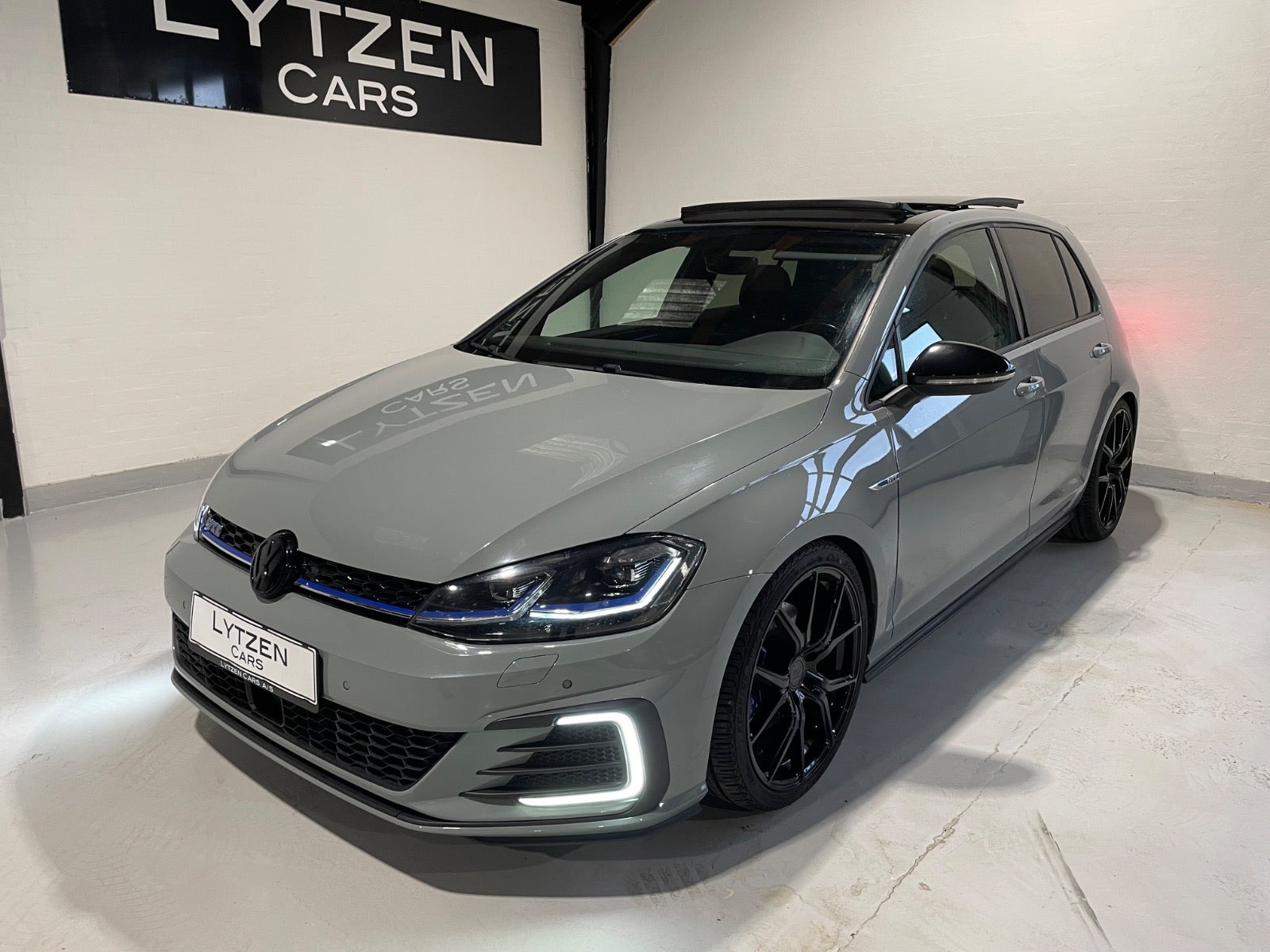 Grå VW Golf VII fra 2017