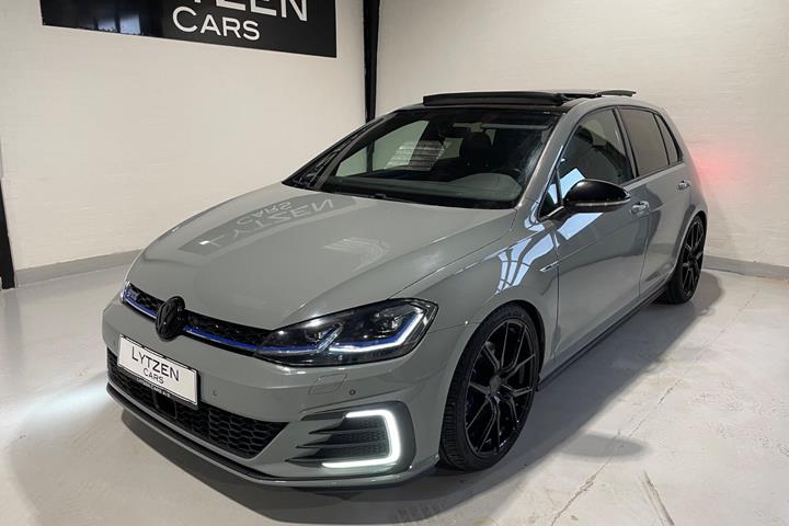 Grå VW Golf VII fra 2017