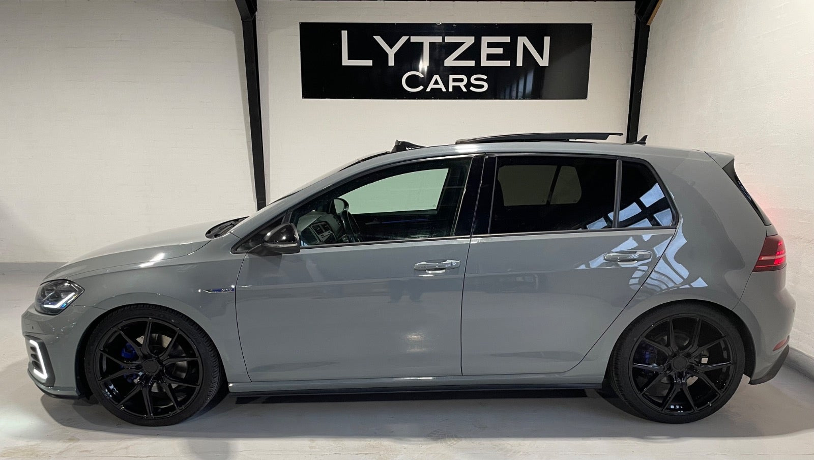 Grå VW Golf VII fra 2017