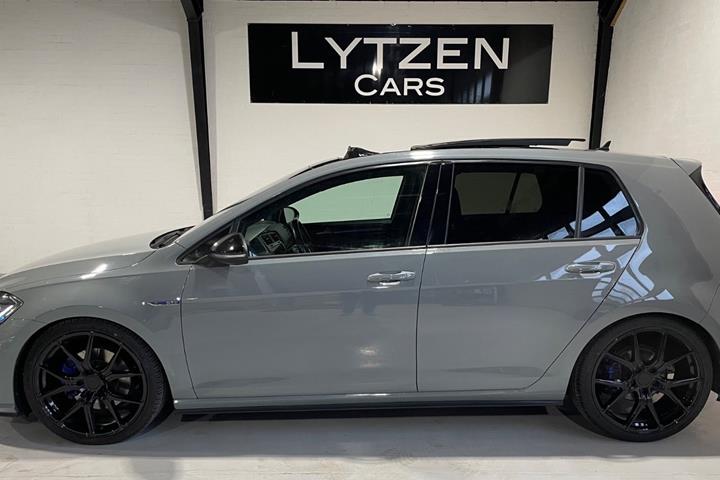Grå VW Golf VII fra 2017