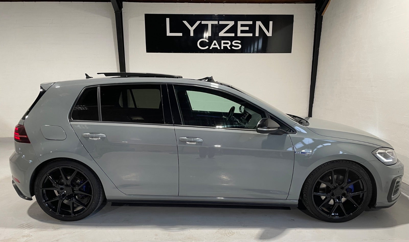 Grå VW Golf VII fra 2017