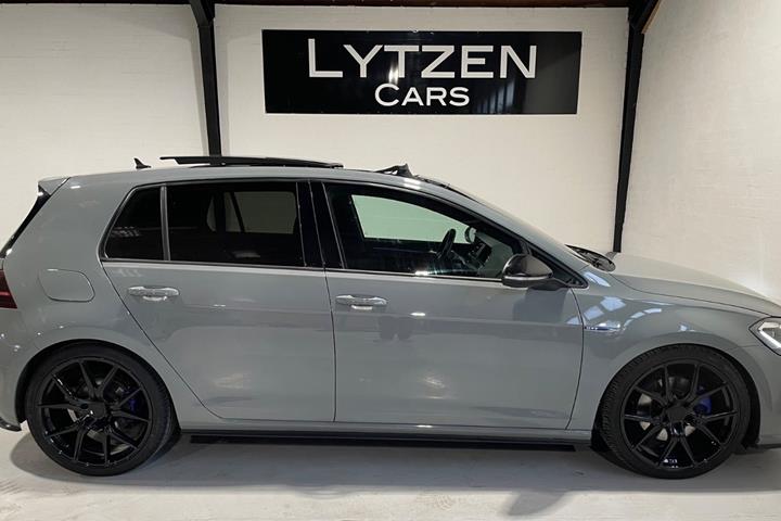 Grå VW Golf VII fra 2017