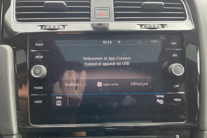 Grå VW Golf VII fra 2017