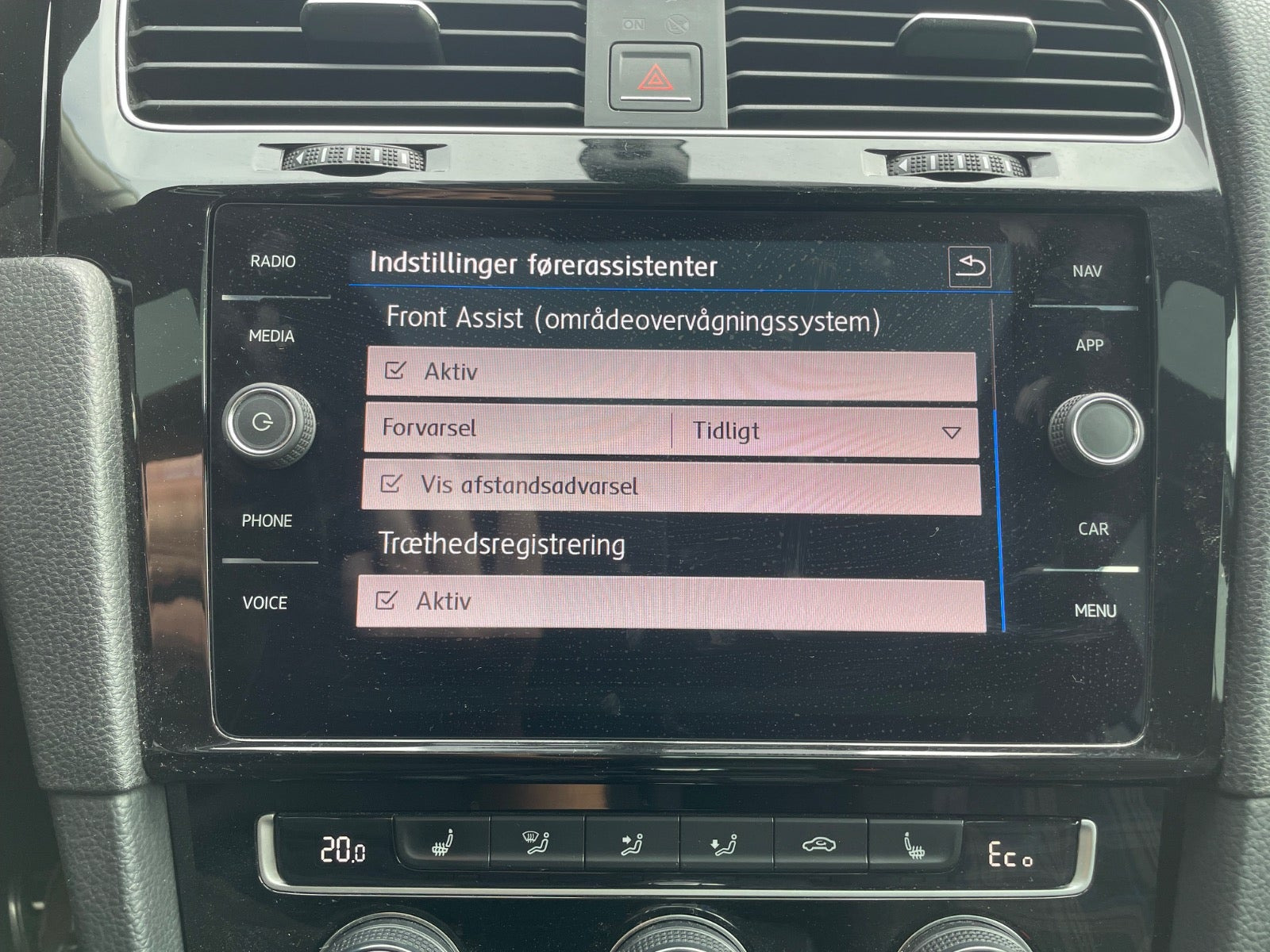 Grå VW Golf VII fra 2017