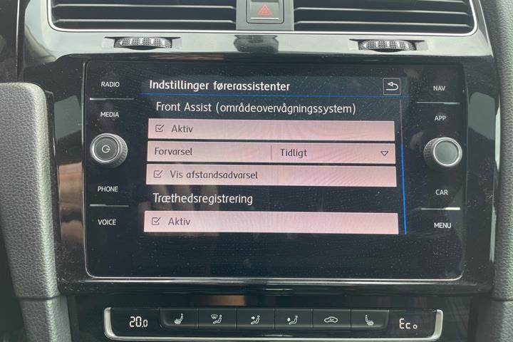 Grå VW Golf VII fra 2017