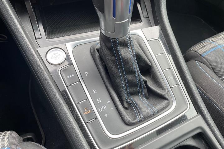 Grå VW Golf VII fra 2017