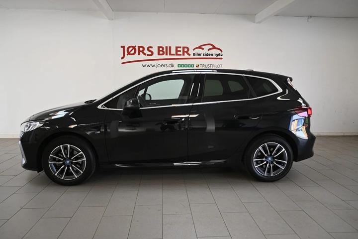 Sort BMW 225e fra 2023