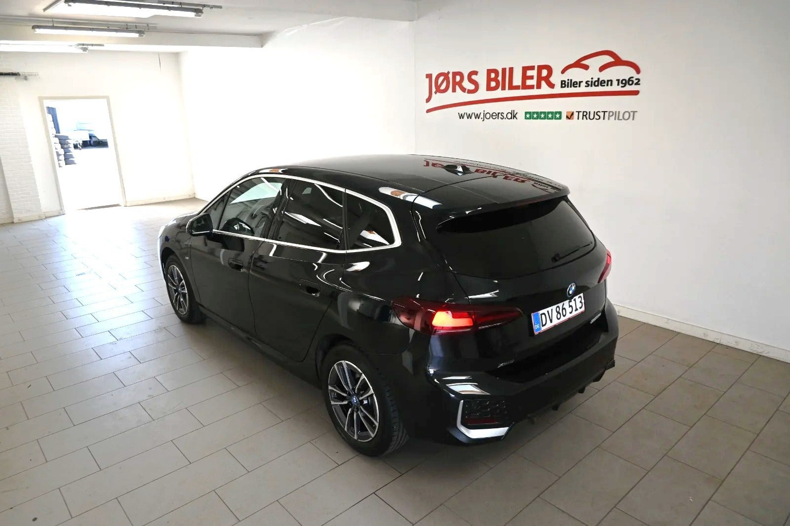 Sort BMW 225e fra 2023