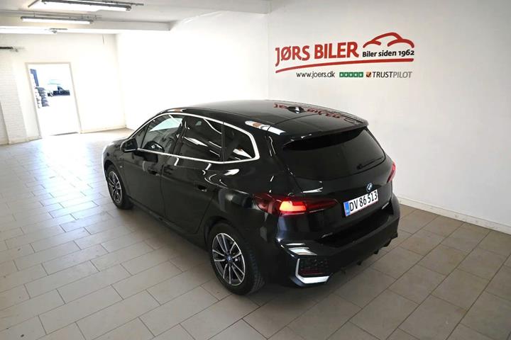 Sort BMW 225e fra 2023