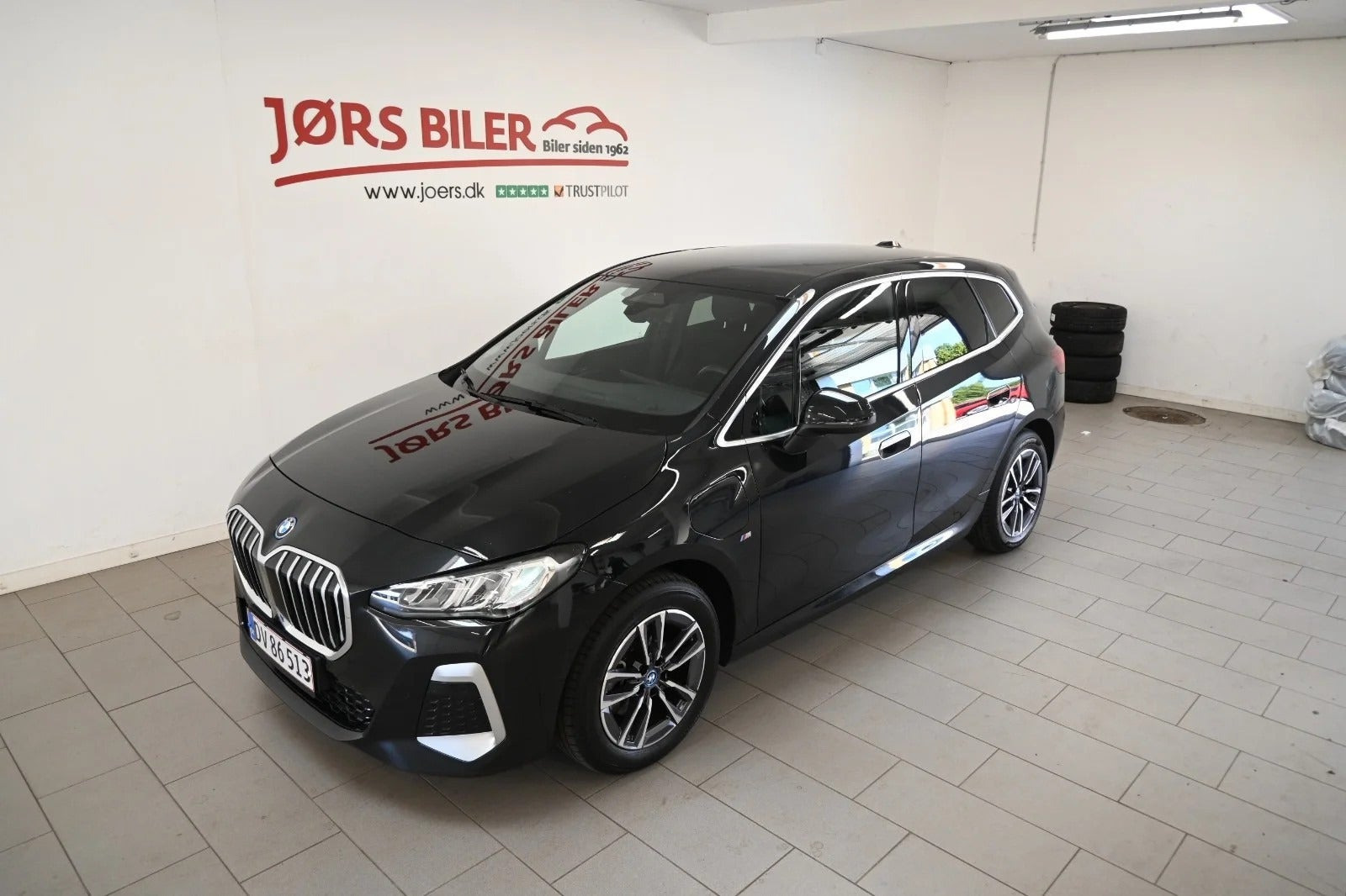 Sort BMW 225e fra 2023