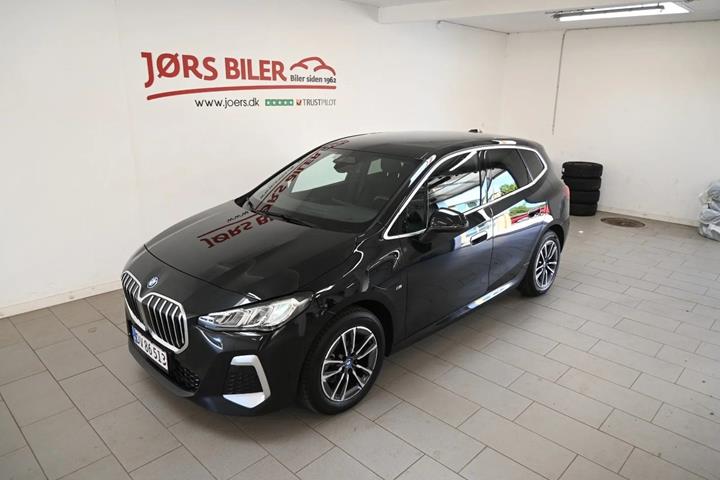 Sort BMW 225e fra 2023