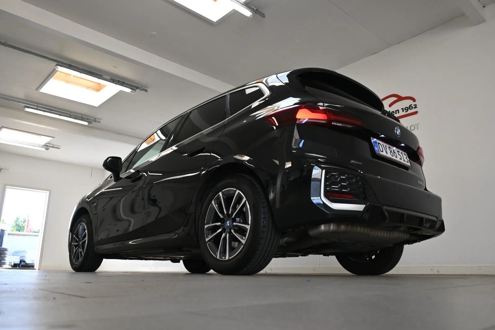 Sort BMW 225e fra 2023