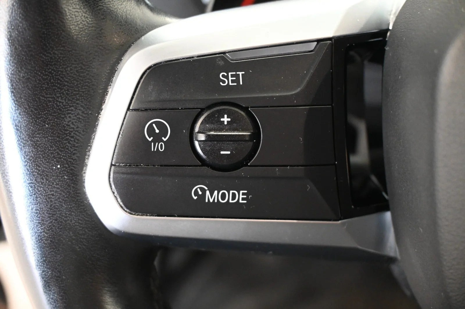 Sort BMW 225e fra 2023
