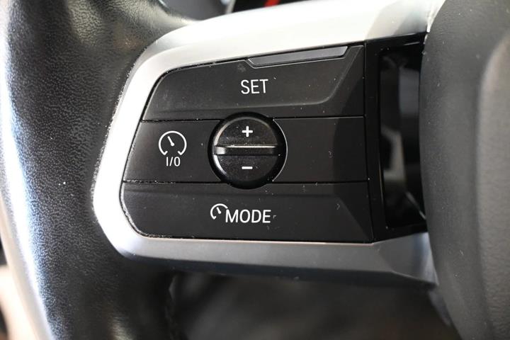 Sort BMW 225e fra 2023