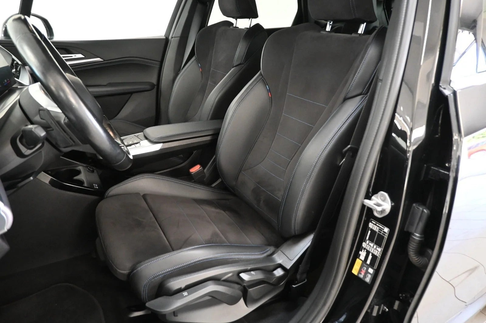 Sort BMW 225e fra 2023
