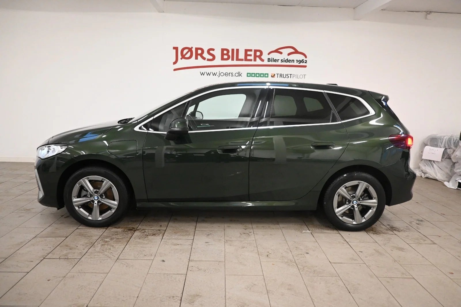Grøn BMW 225e fra 2023