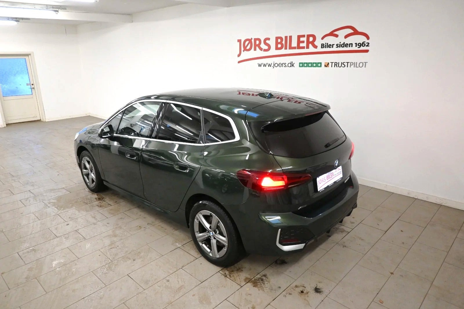 Grøn BMW 225e fra 2023