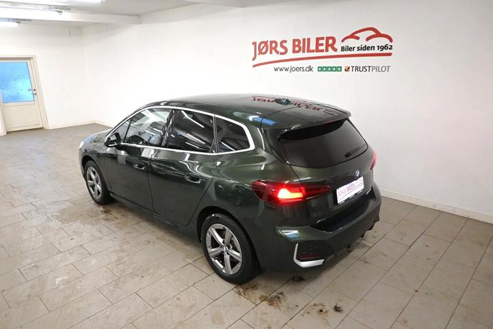Grøn BMW 225e fra 2023