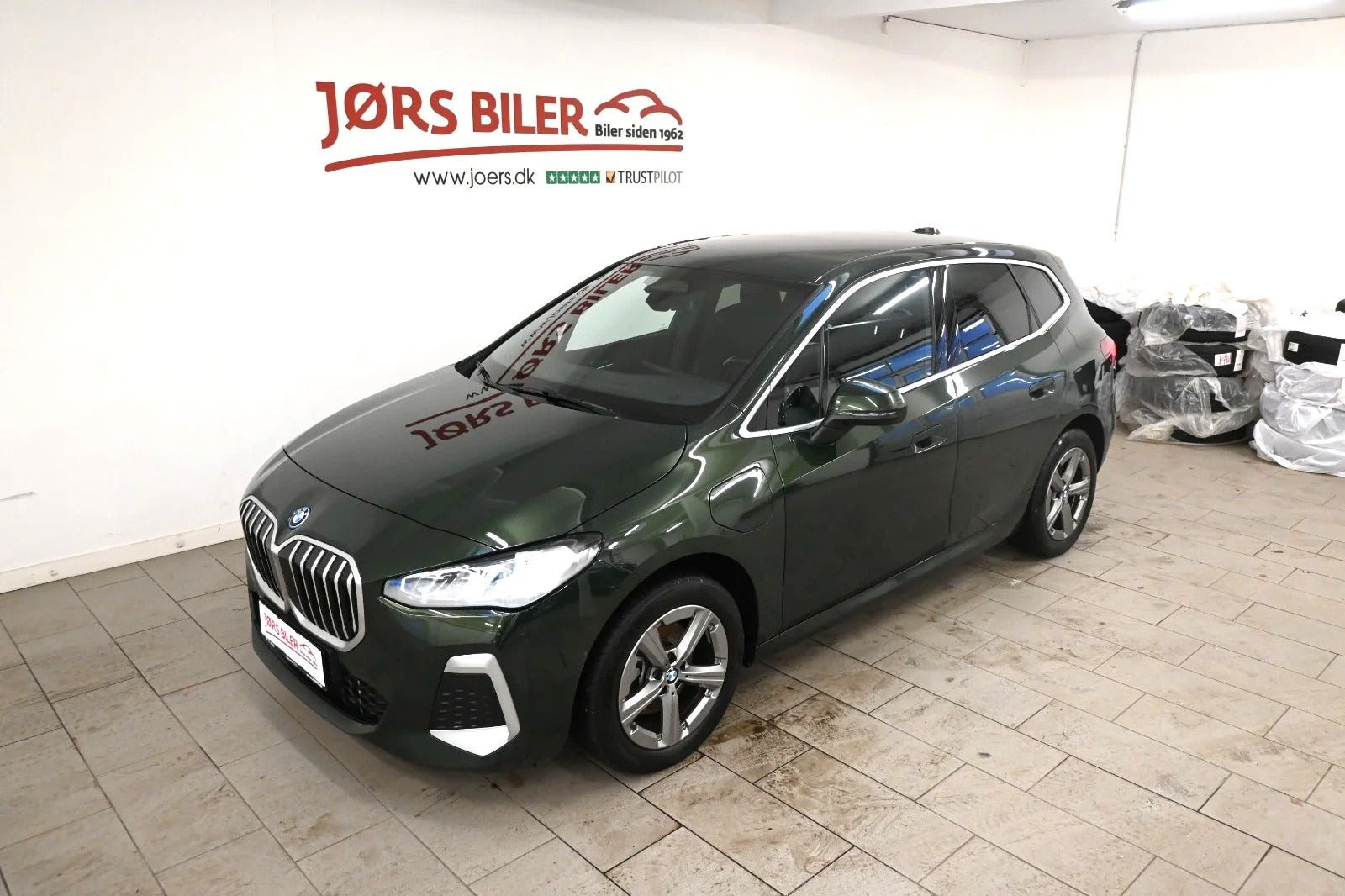 Grøn BMW 225e fra 2023
