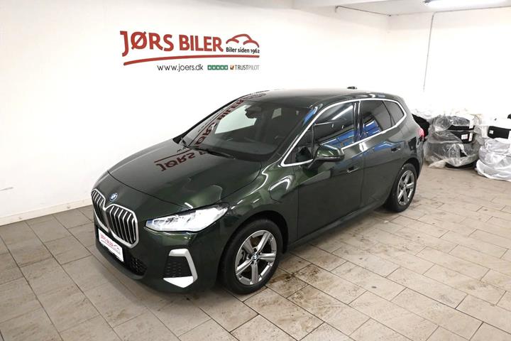 Grøn BMW 225e fra 2023