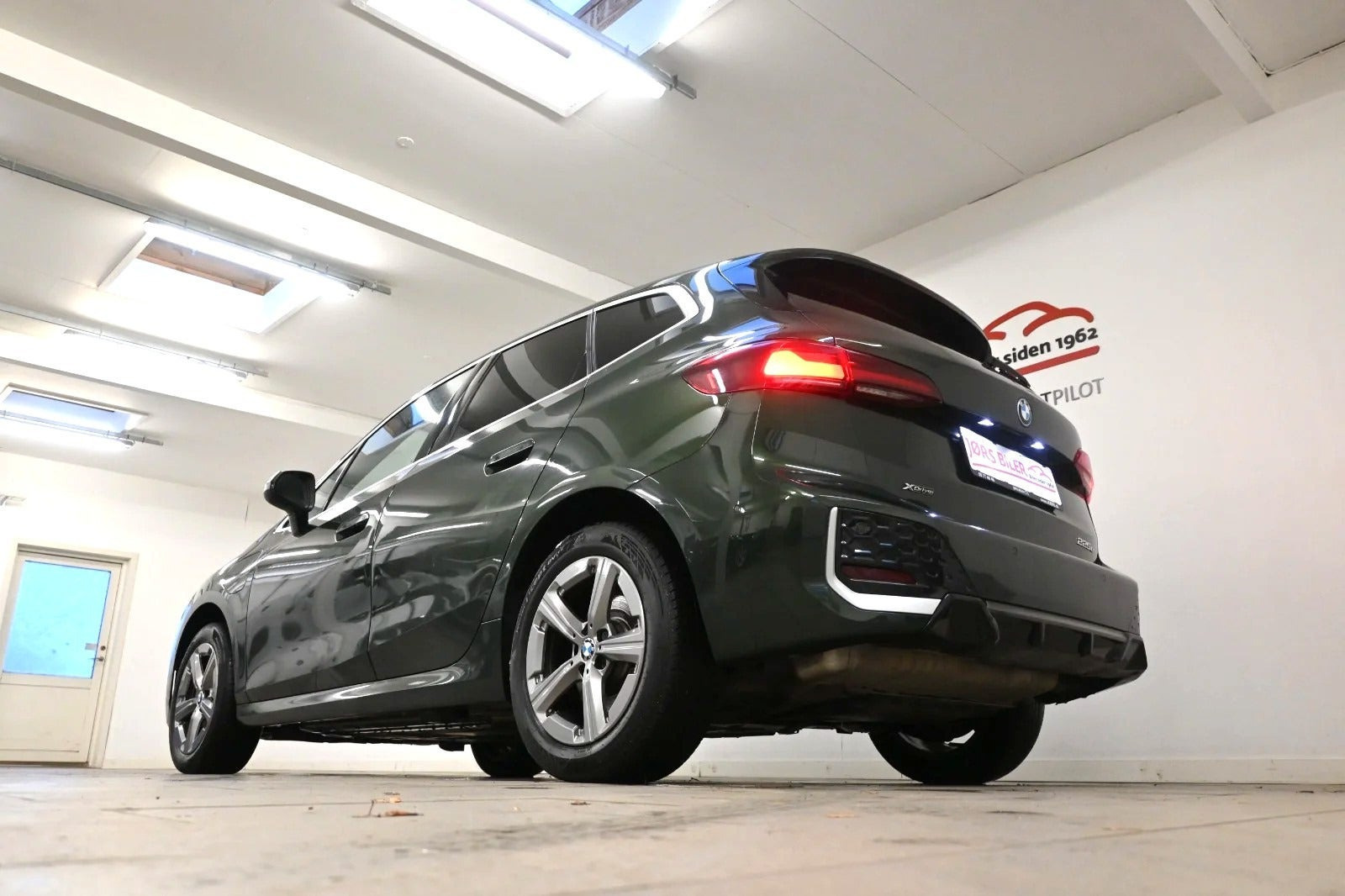 Grøn BMW 225e fra 2023