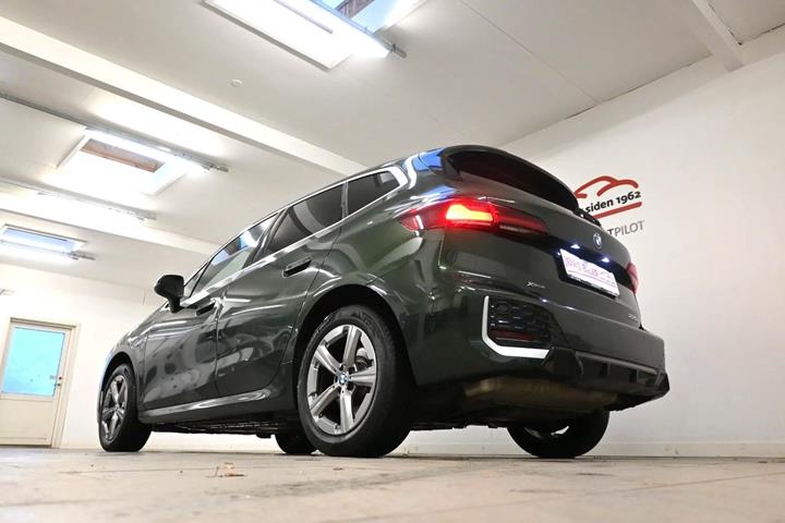 Grøn BMW 225e fra 2023
