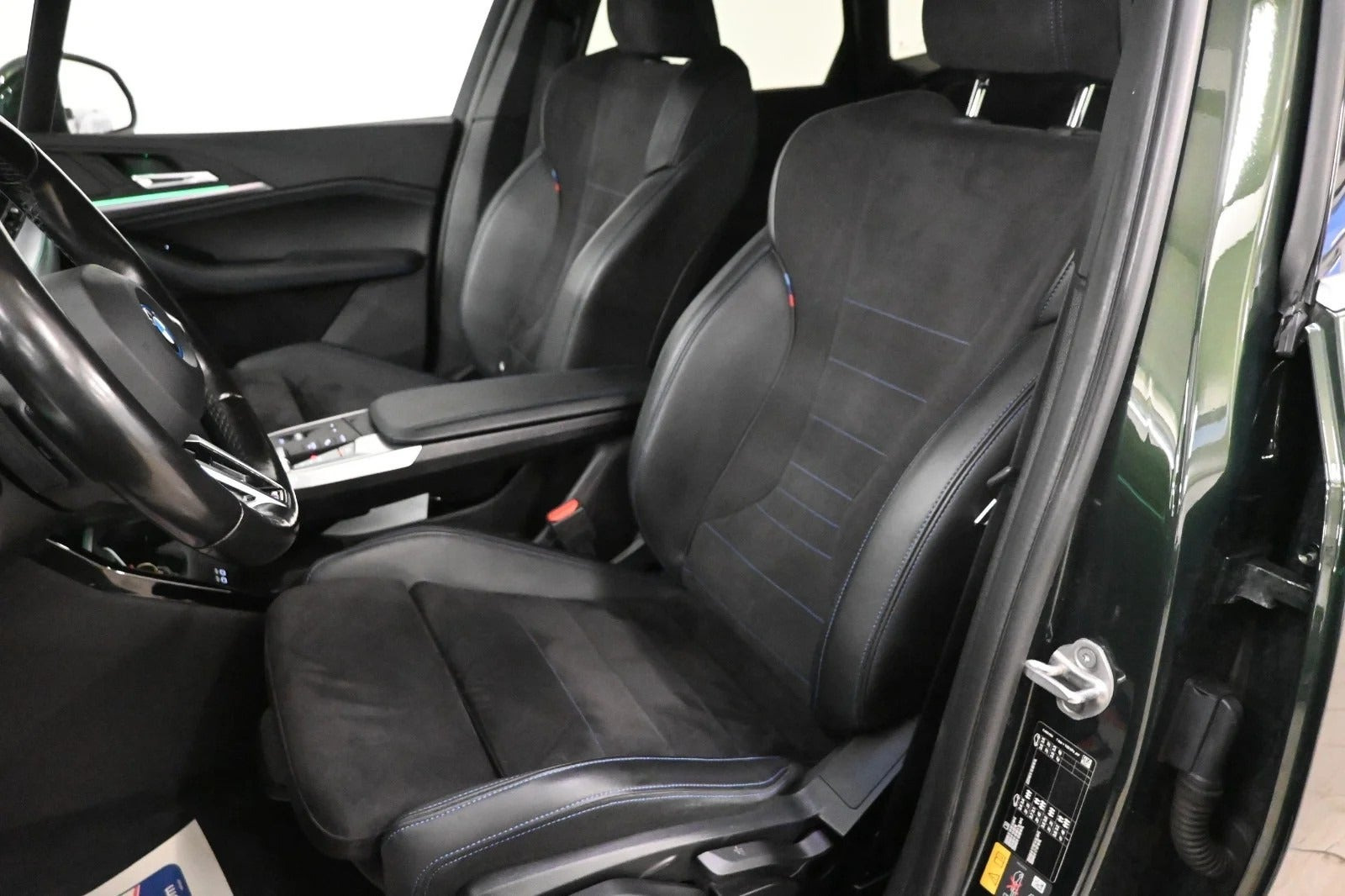 Grøn BMW 225e fra 2023