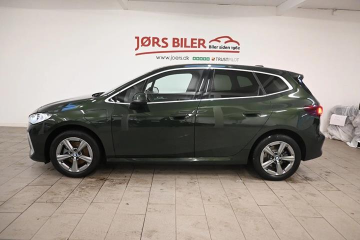 Grøn BMW 225e fra 2023