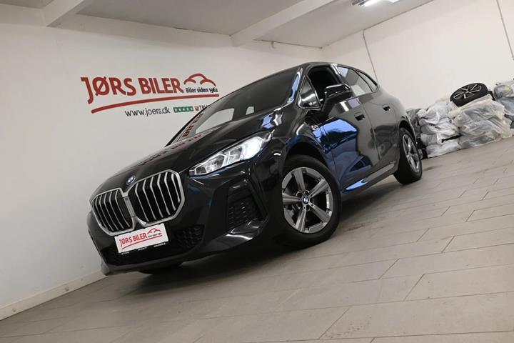 Sort BMW 225e fra 2023