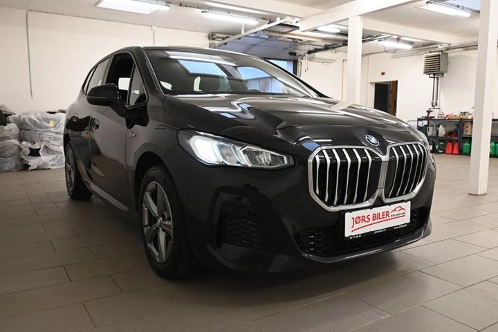 Sort BMW 225e fra 2023