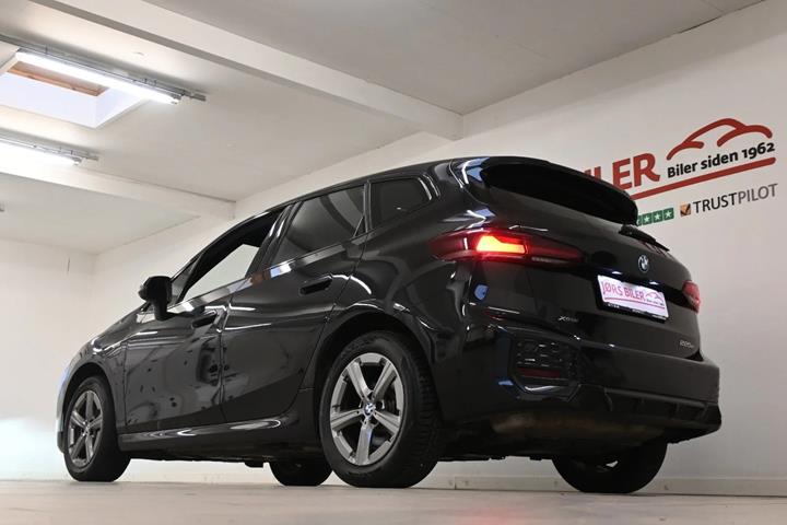 Sort BMW 225e fra 2023