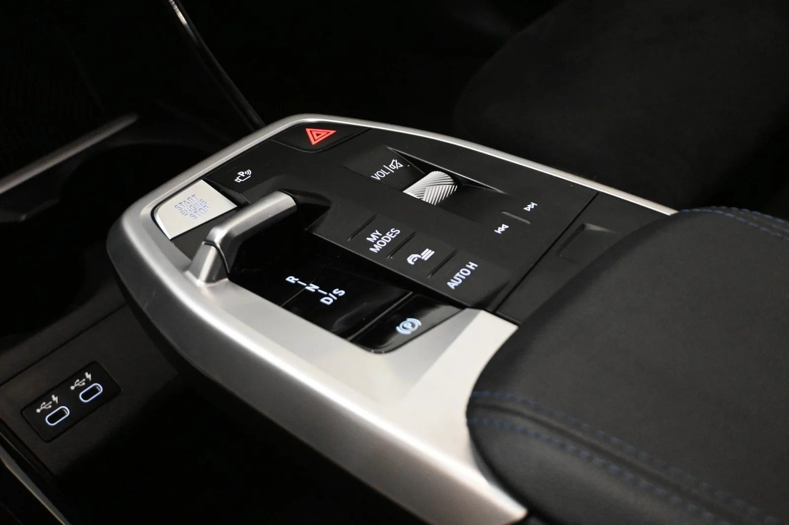 Sort BMW 225e fra 2023