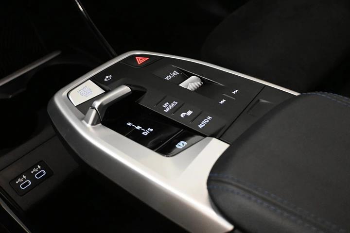 Sort BMW 225e fra 2023