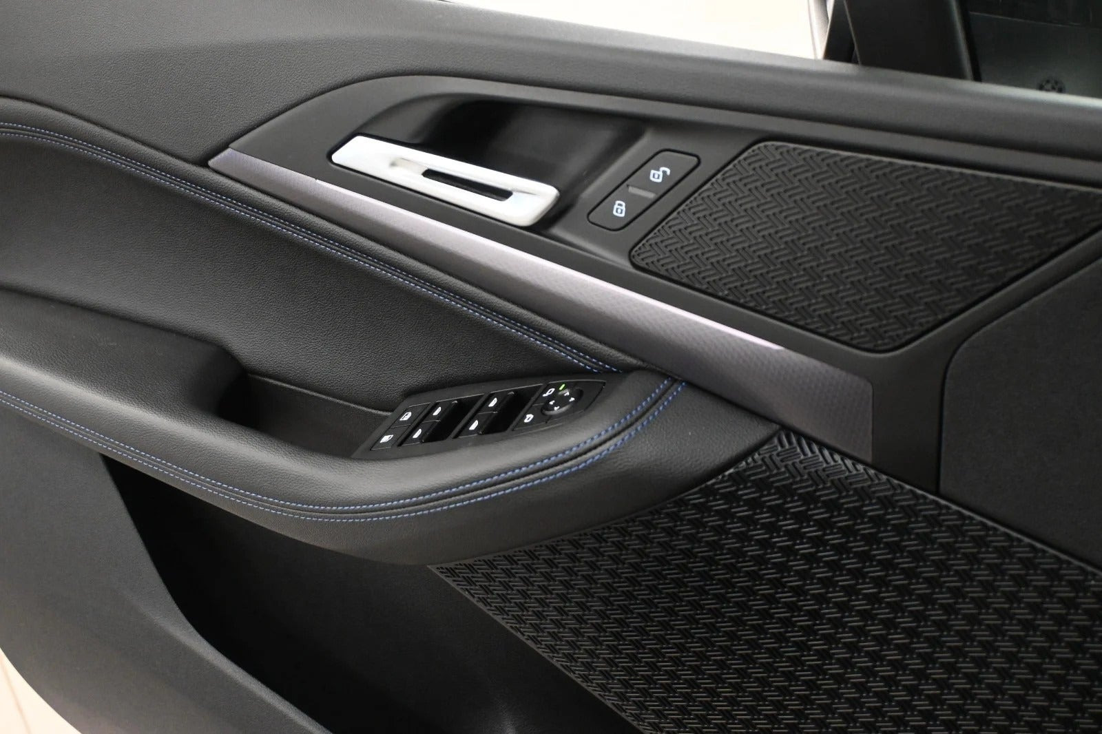 Sort BMW 225e fra 2023