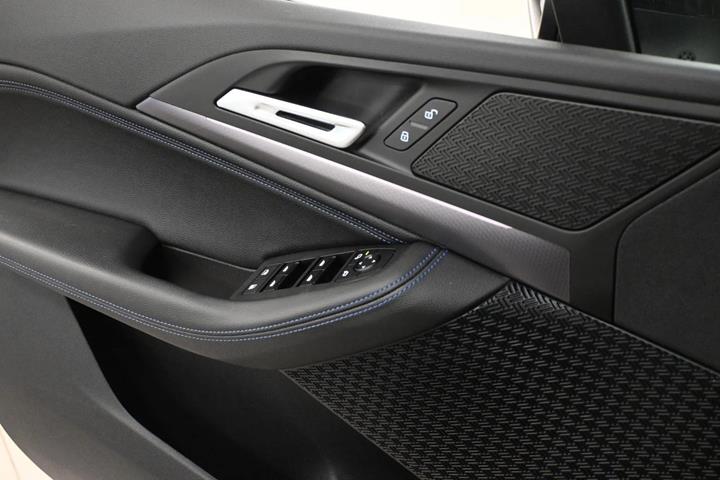 Sort BMW 225e fra 2023