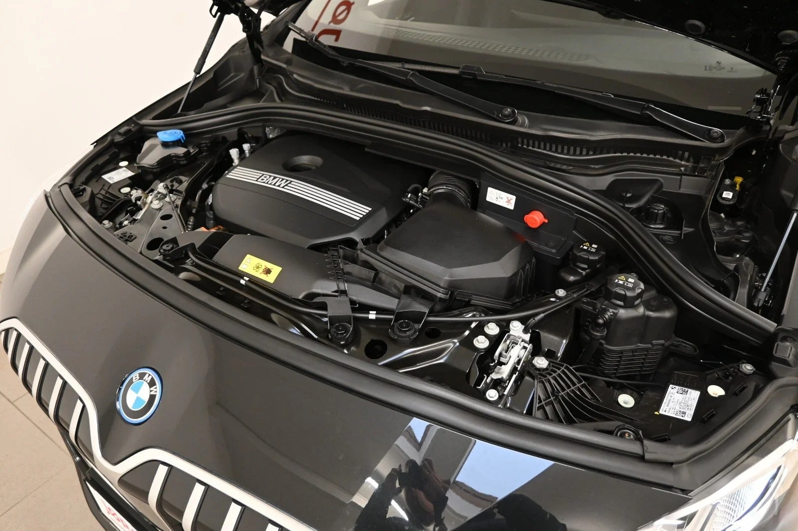 Sort BMW 225e fra 2023