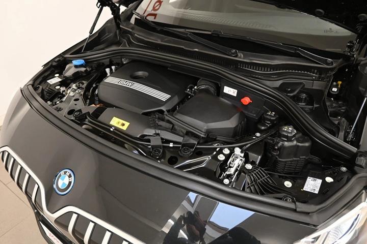 Sort BMW 225e fra 2023